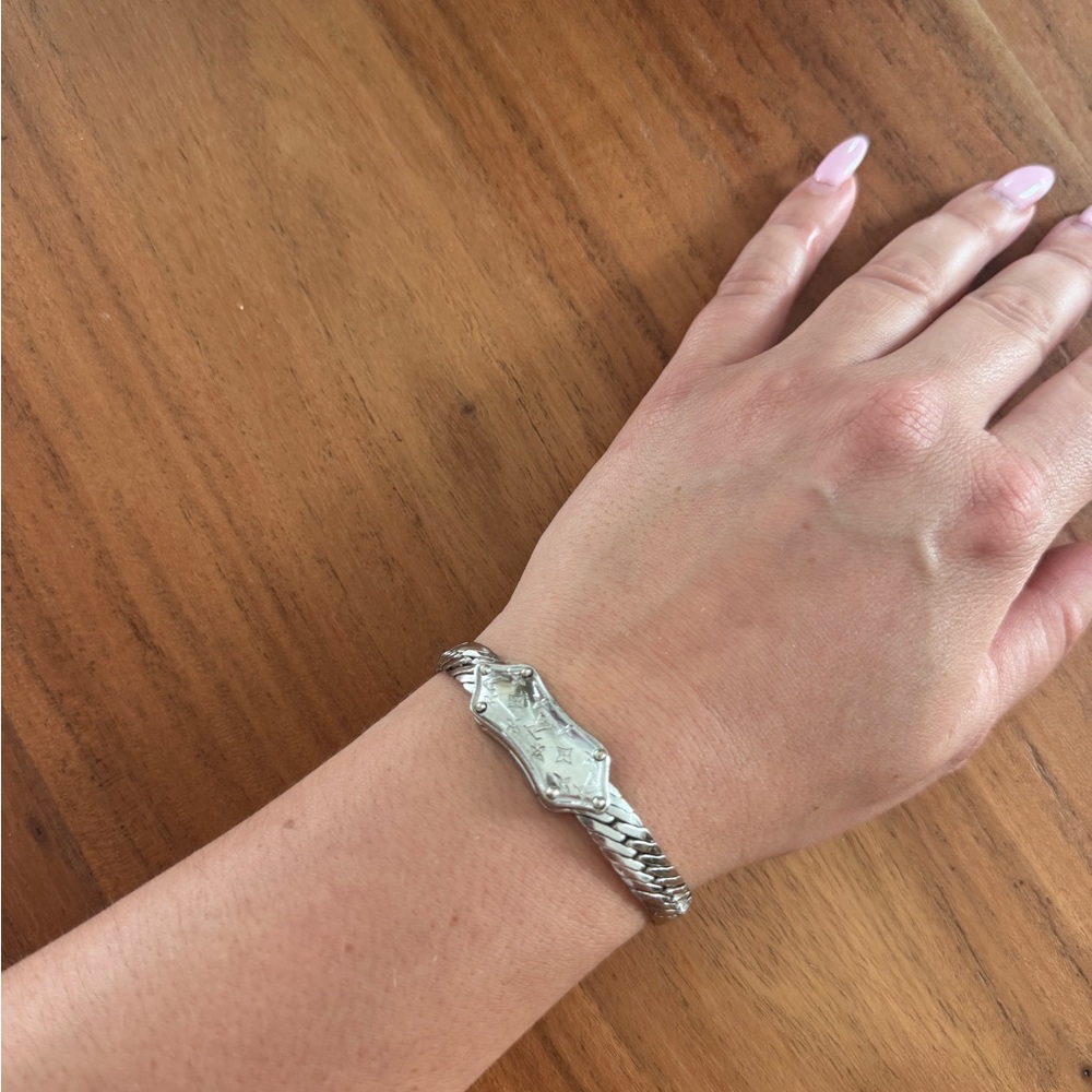 LOUIS VUITTON
Silvertone Metal Nanogram Chain Bracelet